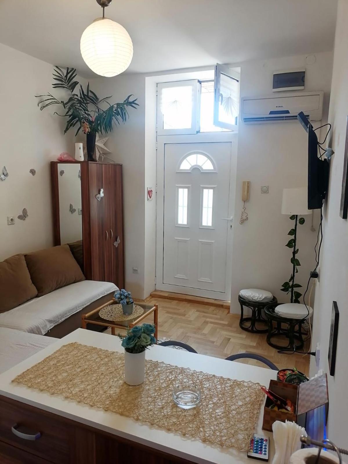 Small Low Cost Studio Beograd Ngoại thất bức ảnh