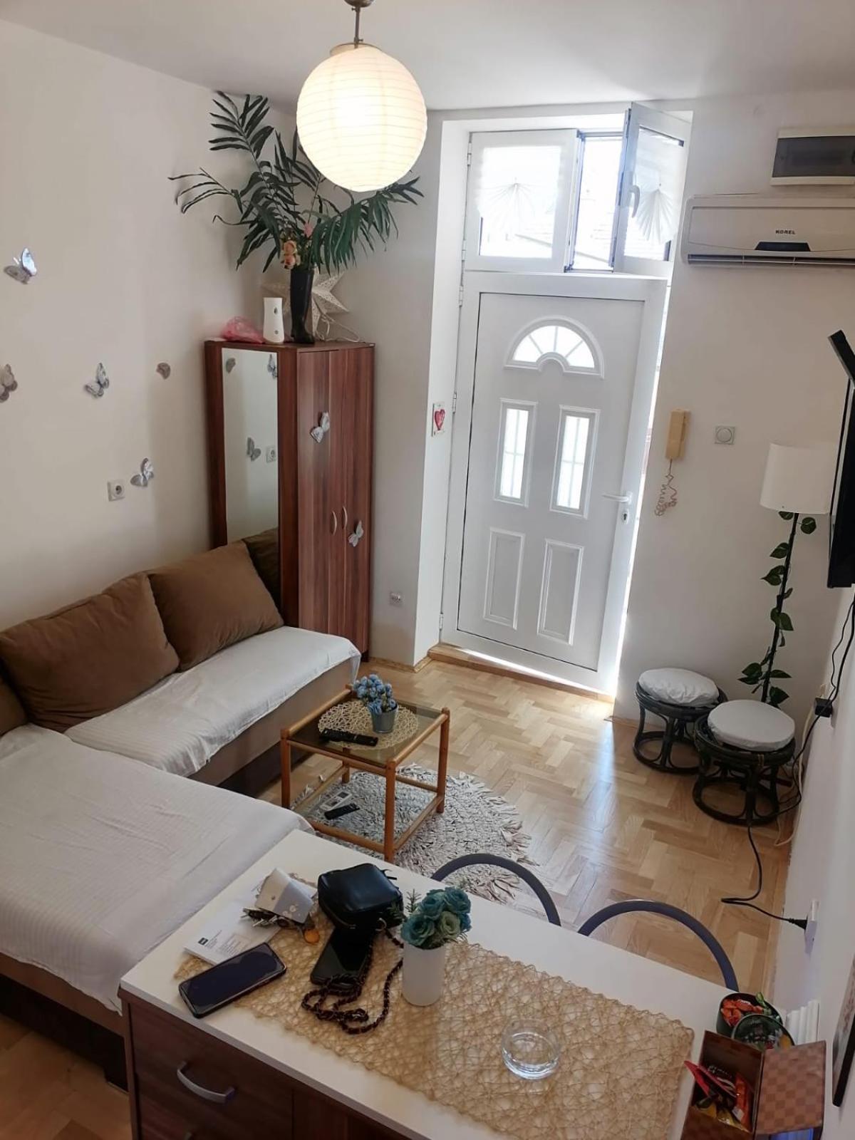 Small Low Cost Studio Beograd Ngoại thất bức ảnh